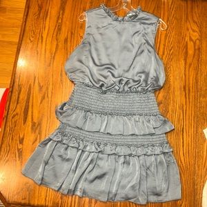 Very pretty blu dress, flattering on!